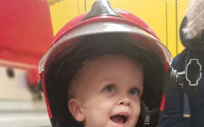 Enfant avec un casque de pompier