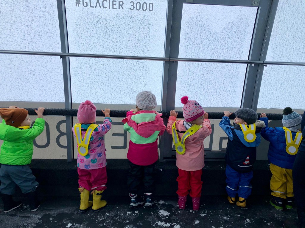 Enfants au Glacier 3000 des Diablerets