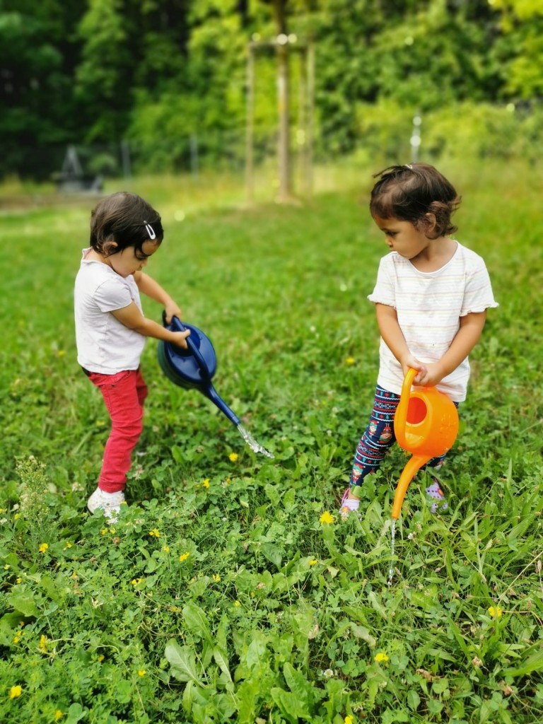 Enfants dans un jardin