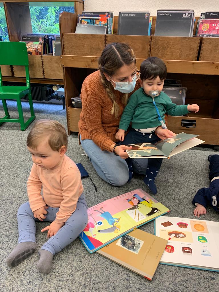Enfants à la bibliothèque