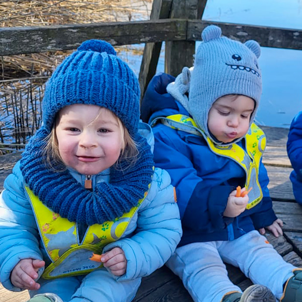 Pause goûter pour les enfants de La Nanosphère en pleine nature