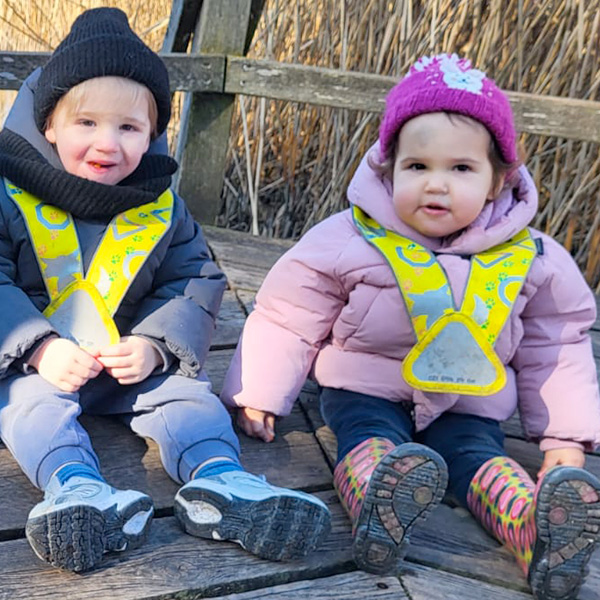 Enfants profitant d’un moment de détente lors d’une sortie éducative