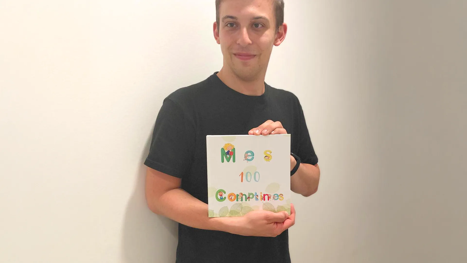 Le livre des 100 chansons enfantines présenté dans le coin musique de la crèche La Nanosphère.