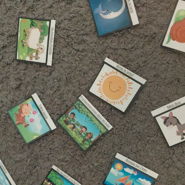 Bryan, éducateur, montre une carte du jeu musical aux enfants du groupe des Trotteurs.