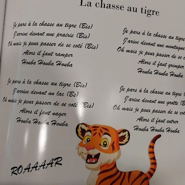 Le livre des 100 chansons enfantines présenté dans le coin musique de la crèche La Nanosphère.