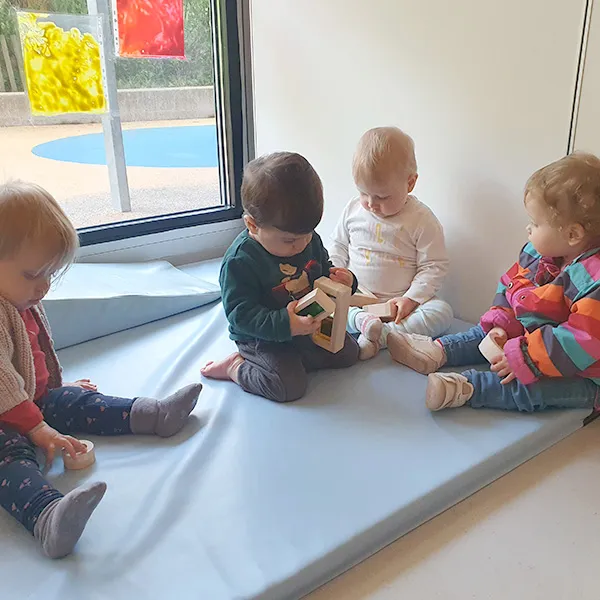 Des enfants jouant côte à côte avec des blocs sensoriels à La Nanosphère.