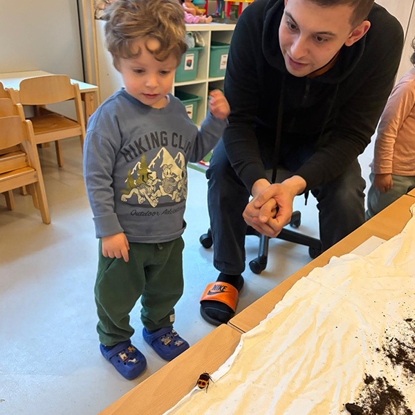 Enfants Observation Scarabees Nanosphere Ecublens 04